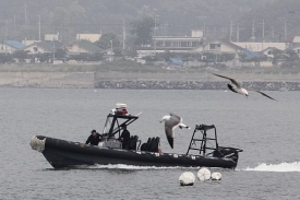 Člun pobřežní stráže poblíž sporné hranice mezi Jižní Koreou a KLDR.